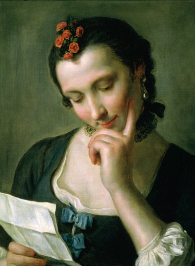 Una giovane donna che legge una lettera d